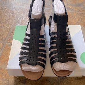 Comfortable black leather sandal looking for a home.